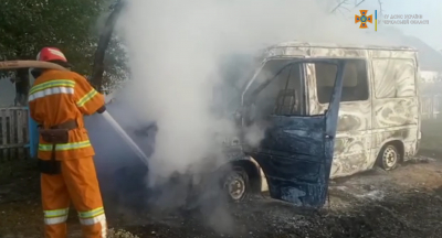 На Уманщині згорів мікроавтобус: фото