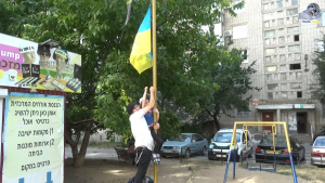 Хасиди оновили український прапор в Умані на вулиці Пушкіна.