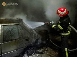 В Умані горіла автівка в гаражі (фото)