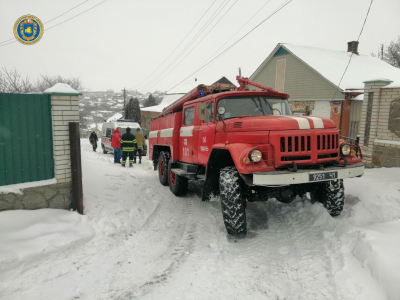 В Умані рятувальники двічі вивільняли «швидкі» із снігових заметів: фото