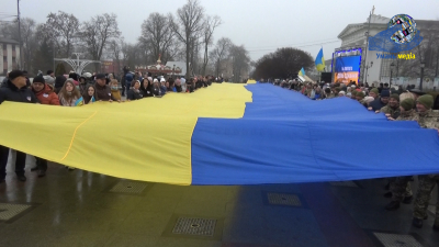 До Дня єднання в Умані розгорнули 80-метровий прапор України (ВІДЕО)